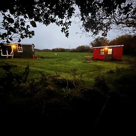 Stepping Stones Glamping Little Red 럭셔리텐트